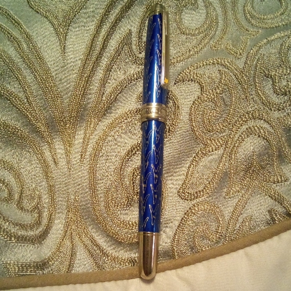 Elegant Blue Mont Blanc Silver Pen Dipped In 24kt Gold. Right Exquisitely!!